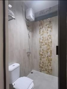 泗水Phoenix Guest House的浴室配有白色卫生间和淋浴。