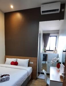 泗水Phoenix Guest House的酒店客房配有两张床和一张书桌