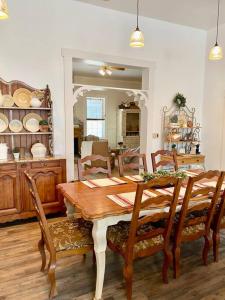 Amador CityThe Shopkeeper's Cottage ~ CHIC!的一间带木桌和椅子的用餐室