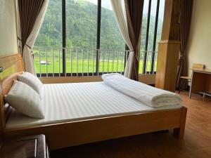 Mù Cang ChảiHomestay Hoa Thao的一张位于带大窗户的房间内的床铺