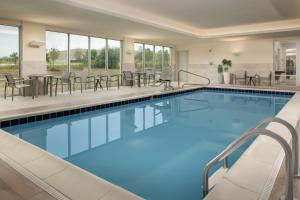梅森TownePlace Suites by Marriott Cincinnati Mason的一座配有桌椅的酒店游泳池