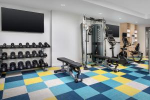 梅森TownePlace Suites by Marriott Cincinnati Mason的健身房设有健身器材和平面电视