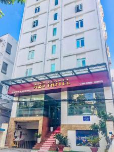 岘港A25 Hotel -137 Nguyễn Du - Đà Nẵng的前面有标志的建筑