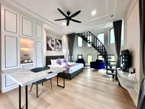 伯恩仓Cameron Lavender Mansion by PLAY的客厅配有床和吊扇