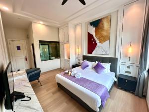 伯恩仓Cameron Lavender Mansion by PLAY的一间卧室配有一张带紫色枕头的大床