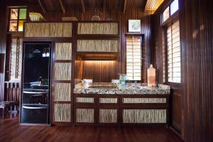 怡保Arundina的木墙客房内设有带水槽的浴室
