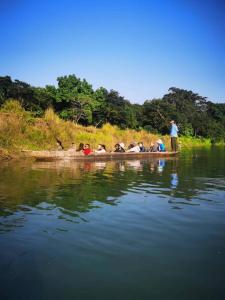 索拉哈Sauraha BnB的河上一群人