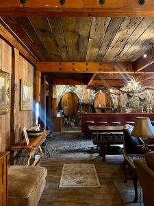 Vintage 1857~Stone & Beam Cellar餐厅或其他用餐的地方