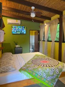 CabuyaLas Plumas de Cabuya的一间卧室配有一张床和吊扇