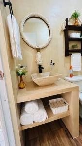 图卢姆Departamento AJAL TULUM的浴室配有盥洗盆、镜子和毛巾
