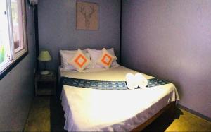 爱妮岛Keira Backpackers的小卧室配有带白色床单和枕头的床