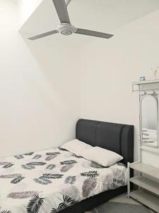 雪邦D'Indah59 KLIA Homestay的一间卧室配有一张带吊扇的床