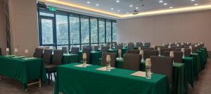 泰安乡汤悦温泉会馆的一间会议室,配有绿色的桌椅