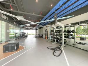 吉隆坡Sentral Suites at Kuala Lumpur Sentral by Veedu Hauz的一间设有健身房的房间,里面有很多设备