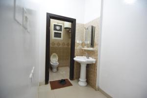 吉赞العيرى للشقق المخدومه جيزان 3的客房内设有带水槽和卫生间的浴室