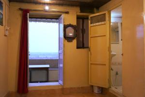 斋沙默尔幻影酒店的一间带窗户和淋浴的浴室