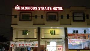 马六甲The Glorious Straits Hotel的一座建筑,上面标有阅读克利萨里斯酒店的标志