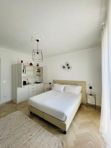 蒙福特达尔巴Casa Rafanelli的白色的卧室配有白色的大床和地毯