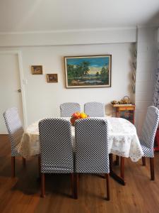 奥克兰Nice house on Wesley Auckland的餐桌、椅子和水果