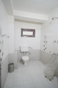 卡索尔The yerpa Hotel的白色的浴室设有卫生间和水槽。