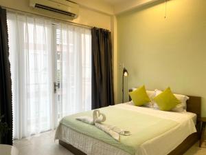 胡志明市Acorn Saigon Hotel - Bui Vien的一间卧室配有带毛巾的床