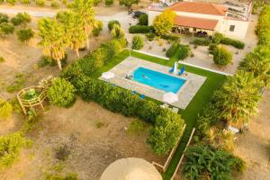 科斯镇Villa Elia with pool, Yurt and sea views的享有后院的上方景色,设有游泳池