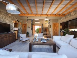 米拉斯Bodrum villa的客厅配有白色的沙发和桌子