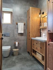 米拉斯Bodrum villa的一间带水槽和卫生间的浴室