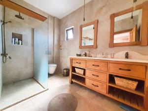 米拉斯Bodrum villa的一间带水槽和淋浴的浴室