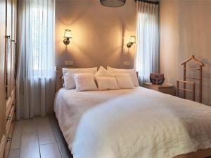 米拉斯Bodrum villa的一间卧室配有一张带白色床单的大床