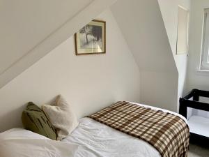 卡伦德Stunning Apartment in Callander的一间卧室配有一张床铺,床上有毯子