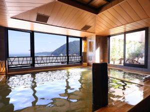 别府Beppu Hatto Onyado Nono Beppu的大型山景室内游泳池