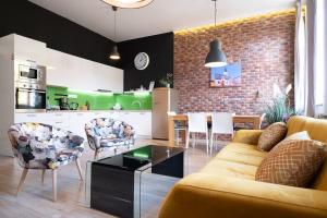 萨格勒布Apartment Zagreb Deluxe的带沙发和椅子的客厅以及厨房。