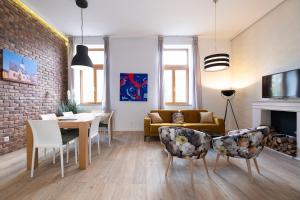 萨格勒布Apartment Zagreb Deluxe的客厅配有沙发和桌椅