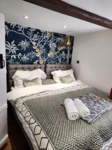 弗罗姆Rose & Star Cottage的一间卧室配有一张大床和毛巾