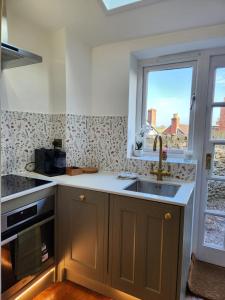 弗罗姆Rose & Star Cottage的厨房设有水槽和窗户。