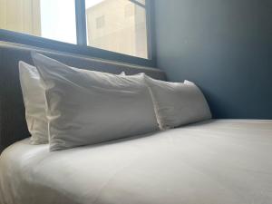 Hsin-ying未艾公寓WeLove Apartment的床上有三个枕头