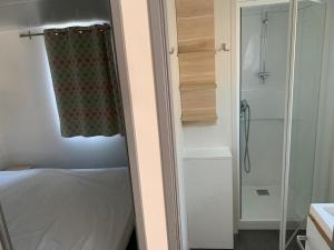 坎佩略Camping Costa Blanca的一间卧室设有淋浴和一张带浴帘的床。