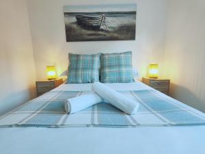 基督城Freame House Loft Cosy Easter Getaway Christchurch的一间卧室配有带2个枕头的床