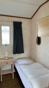 米茨兰Chalet De Miranda的一间小卧室,配有床和窗户
