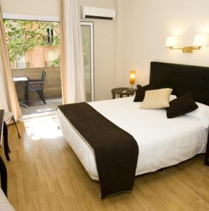 卡迪瓦维尼萨酒店的一间带大床的卧室和一个阳台