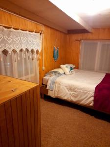 锡斯内斯港Arrayan The Cuyen的一间卧室配有两张床和梳妆台。