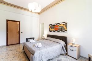 阿沃拉Le Torrette Rooms and Apartments的卧室配有一张床,墙上挂有绘画作品