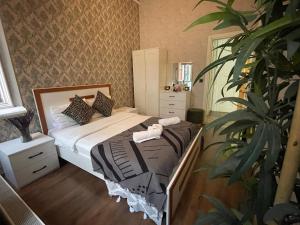 伊斯坦布尔Es Moda的一间卧室配有一张床和盆栽植物