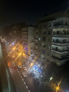 开罗Beautiful apartment in the heart of cairo的夜幕,建筑和街灯
