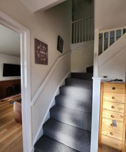 弗利特Polkerris Way 1的楼梯,房子里,有灰色地毯楼梯
