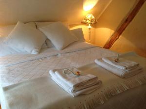 KerpenAll Seasons Bed & Breakfast的白色的床,上面有毛巾