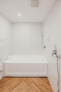 格尔门SPA Hotel Green Park的白色的浴室设有浴缸和淋浴。