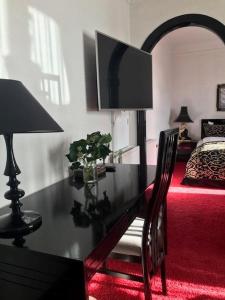 腓特烈港公园酒店 的客房配有带台灯和床的书桌。