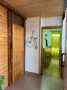 雷阿尔城Hostal Cabañeros的走廊上设有自行车的房间